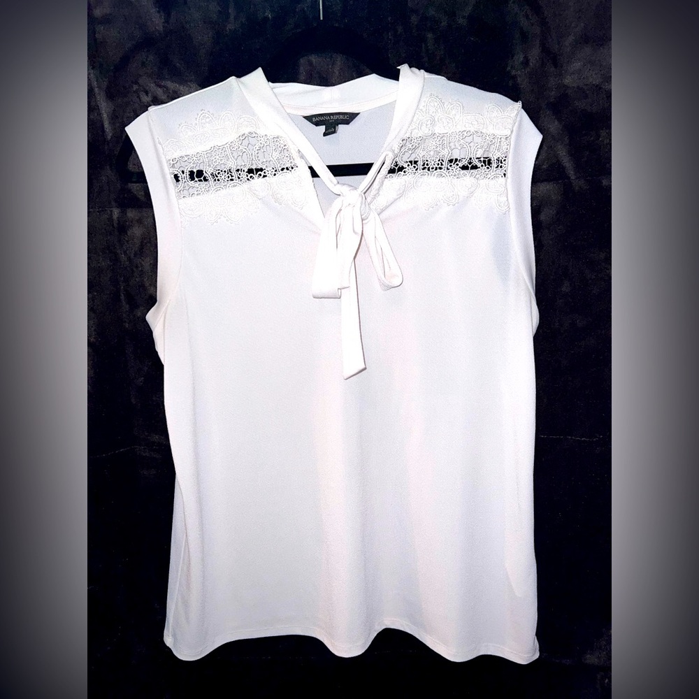 BANANA REPUBLIC: Ivory - Size Medium.